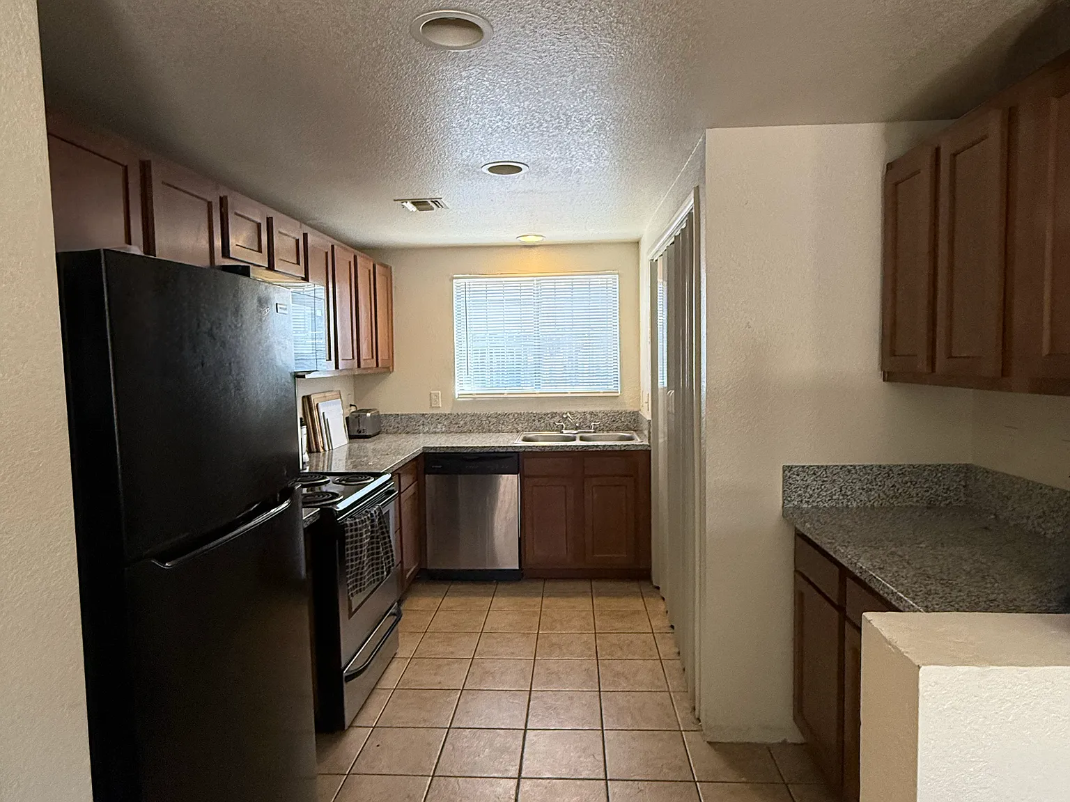 4 bed, 1184 sqft, $2,820 — Photo 4