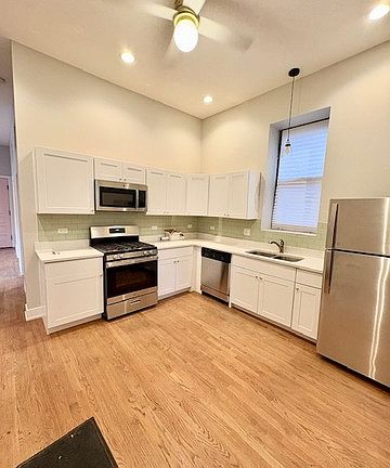 2nd image of 823 W Armitage Ave #1