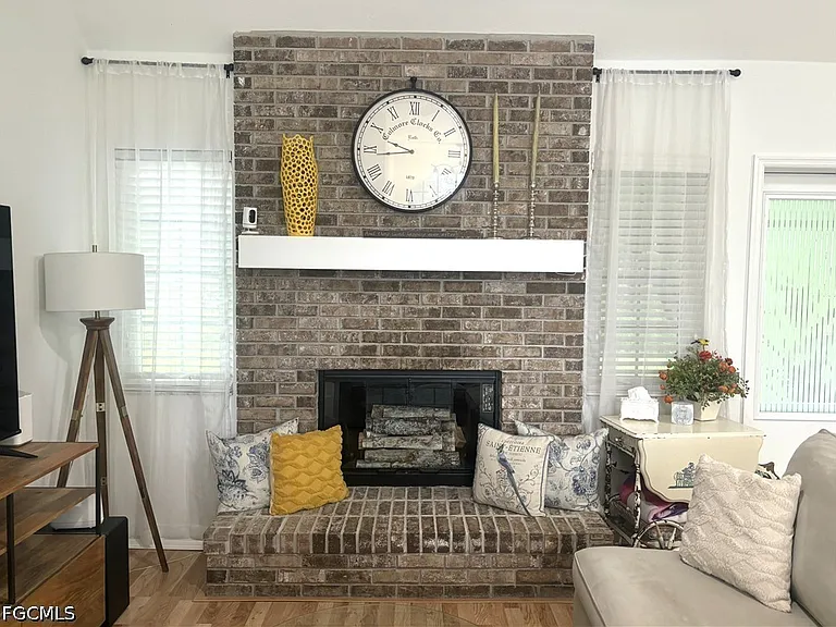 1090 Woods Dr — Photo 8