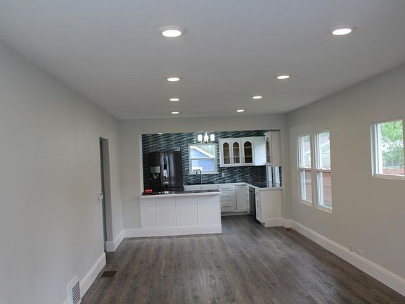 Front room/Kitchen
