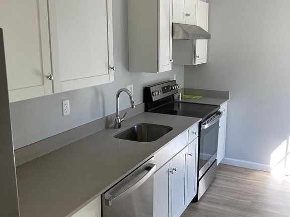 5th image of 700 Brockton Ave #1