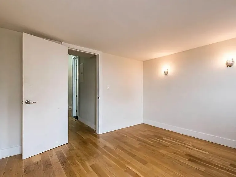 338 Melrose St #3L — Photo 12