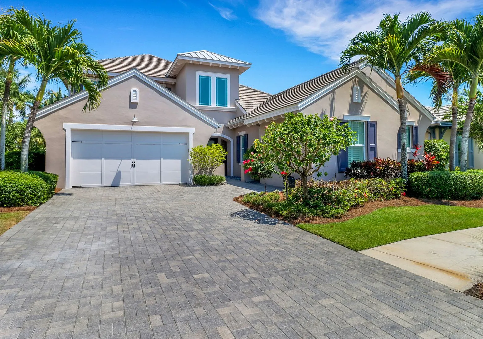 ** Luxury Turn-Key Lakefront Private Pool Home ** 5 Bedrooms Plus A Den\7 Bathrooms ** Highly Des... — Photo 2