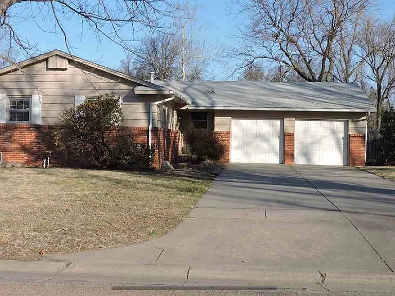 9100 W Suncrest St — Photo 1