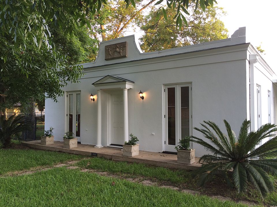 Warm and stately portico