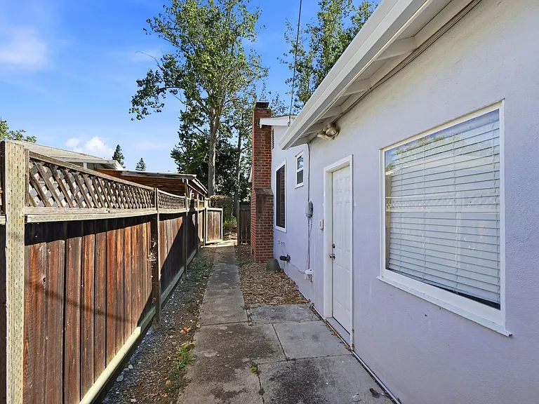 1835 Sandalwood Dr — Photo 26