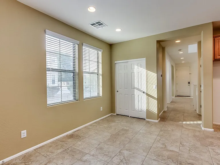 869 E Doral Ct — Photo 6