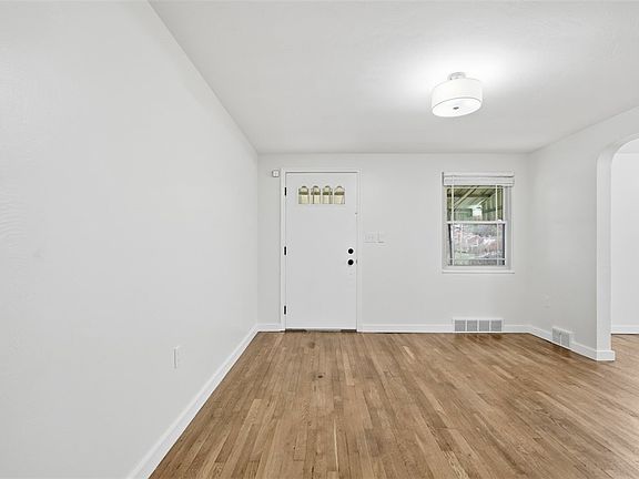 4th image of 885 Middle Rd