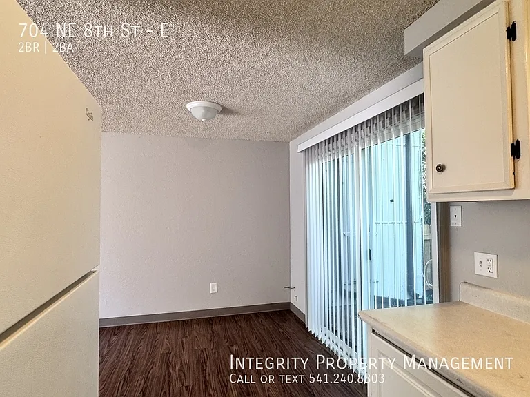 704 NE 8th St #E — Photo 10