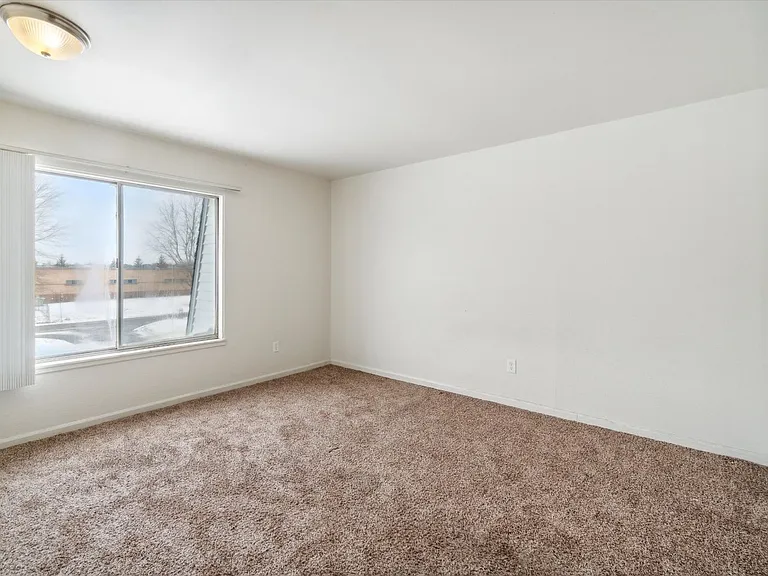 Country Club Park Apartments (320 S. Drake LLC) — Photo 31