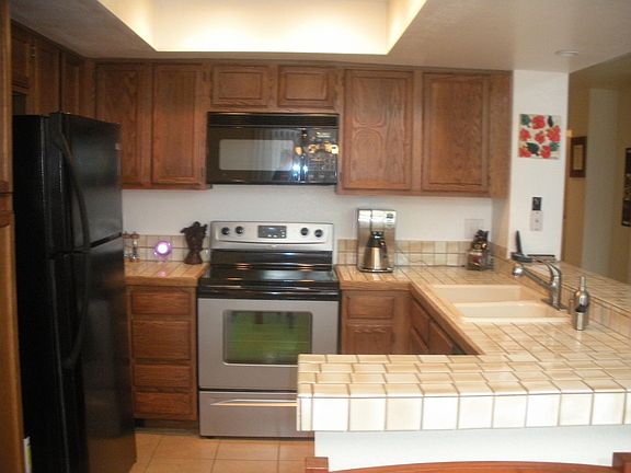 Spacious kitchen with breakfast bar