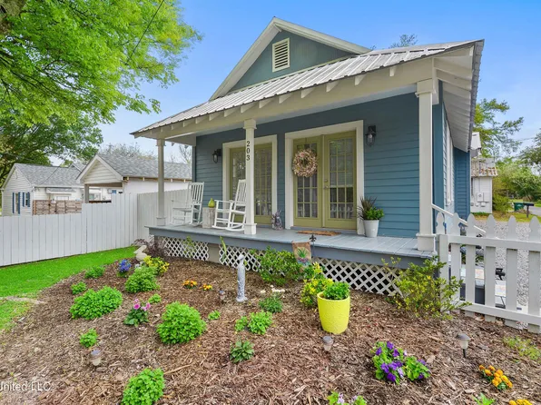203 N Necaise Ave, Bay St Louis, MS 39520