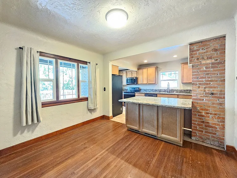 1922 E 18th Ave — Photo 8