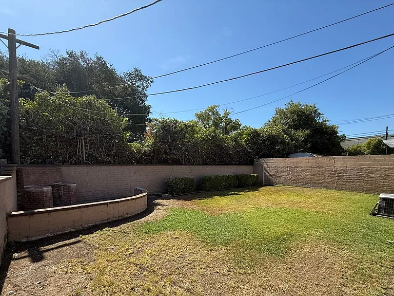1053 N Laurel Ave — Photo 9
