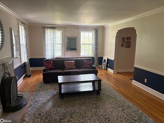 3rd image of 1002 E Burlington Ave