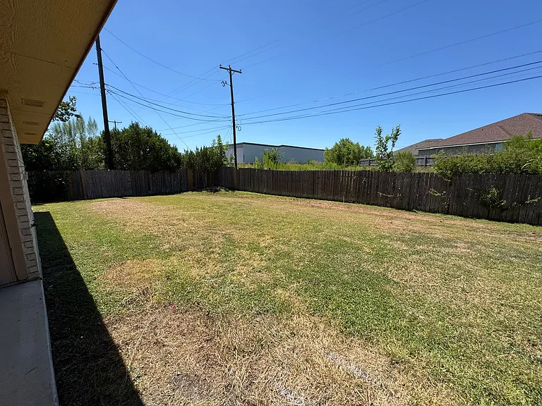 1100 Leslie Circle — Photo 17