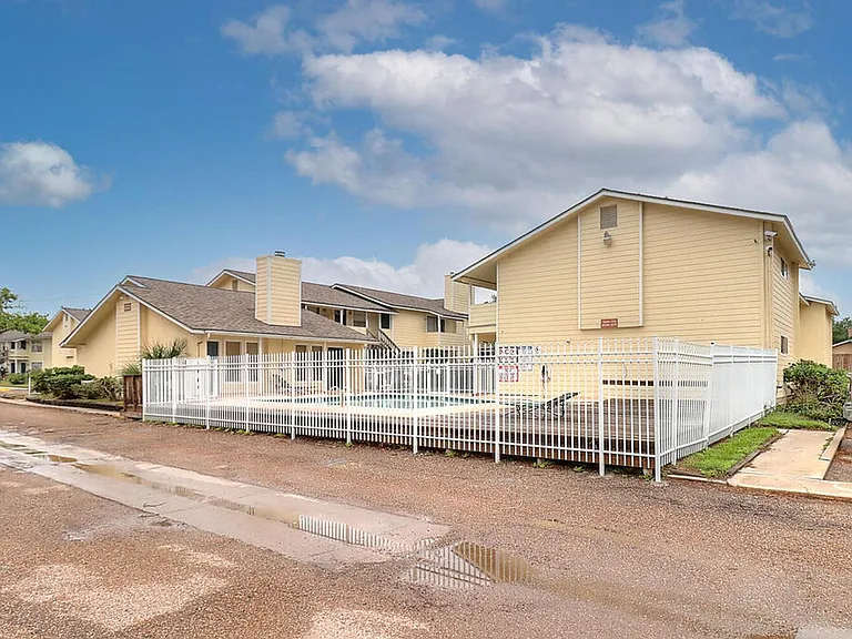1011 Ennis Joslin 234 — Photo 46
