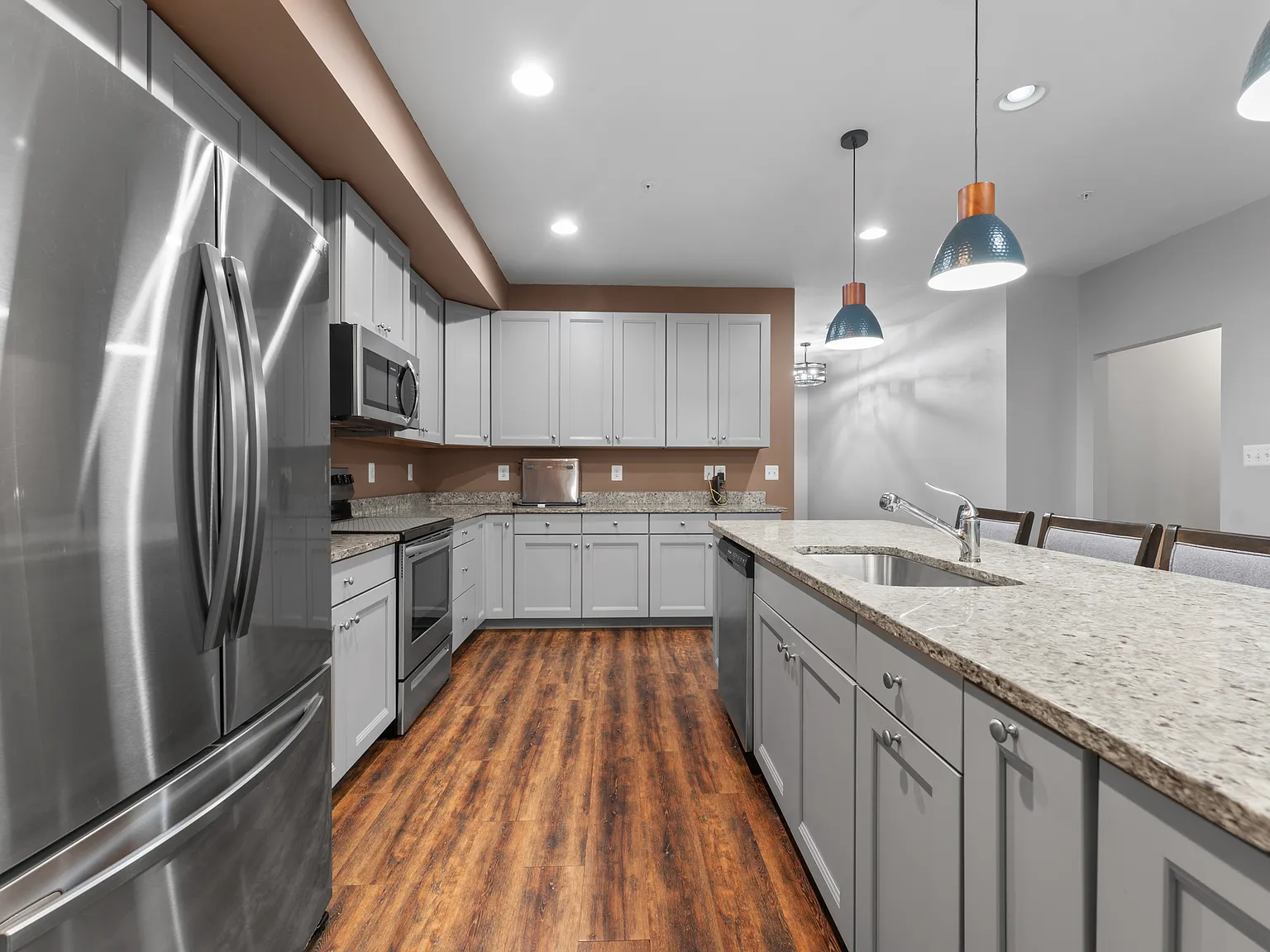 5 bed, 3400 sqft, $5,100 — Photo 3