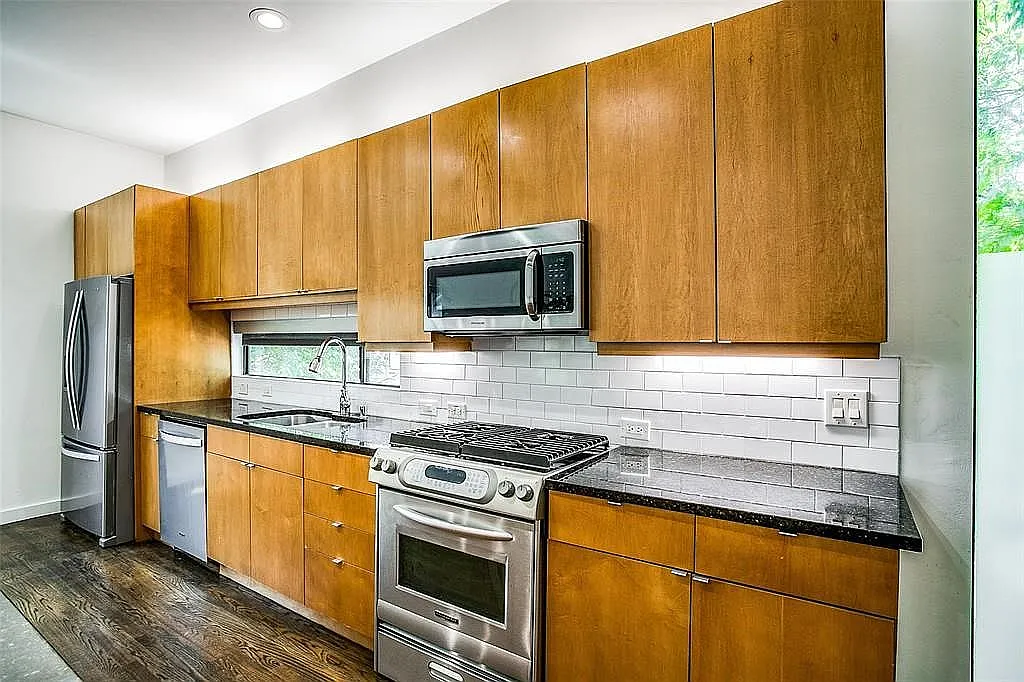 2 bed, 2.5 bath, 2116 sqft, $3,750 — Photo 4