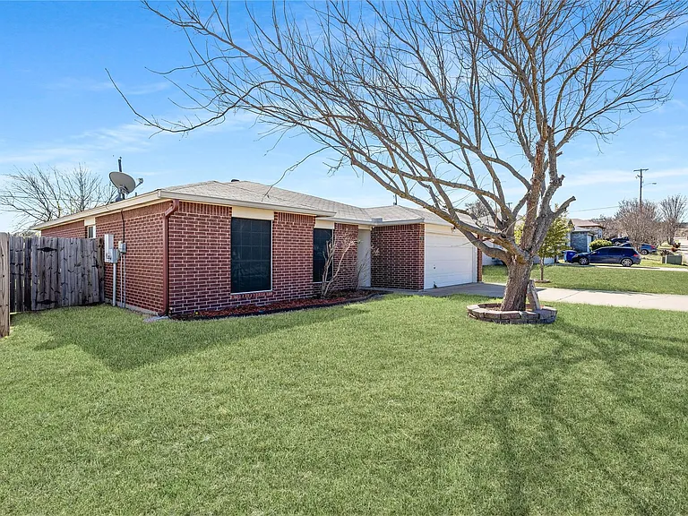 210 Mesquite Cir — Photo 2