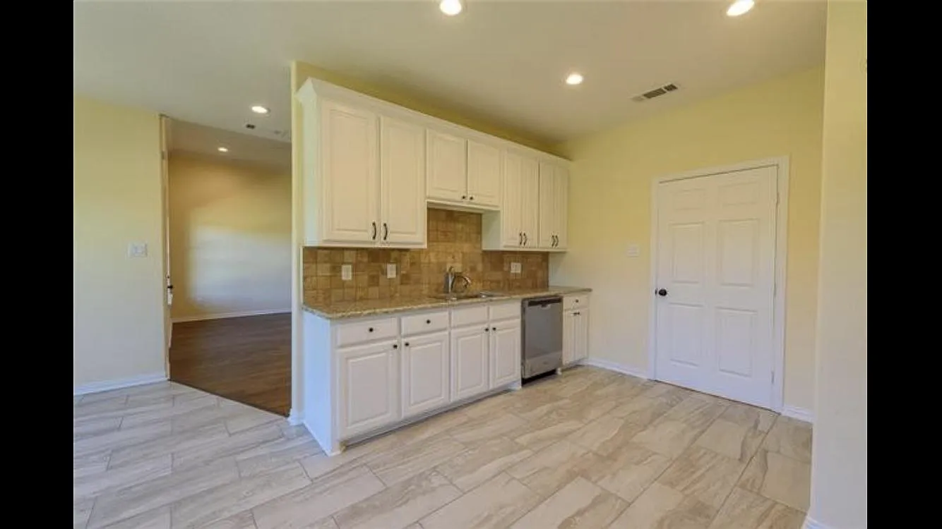 9014 Winterset Ave — Photo 2