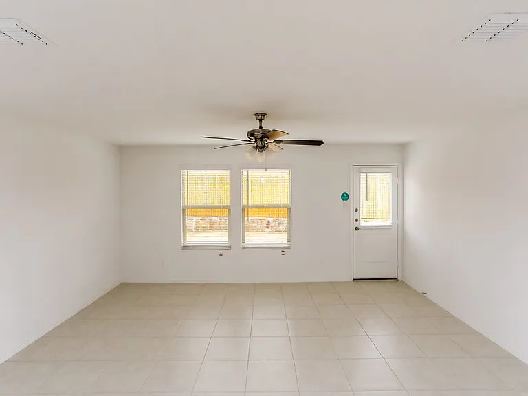 1017 Crestview Dr — Photo 3