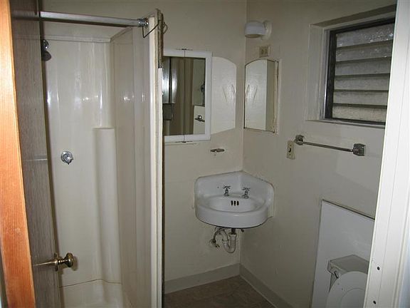4th image of 1255 E Oak Ave