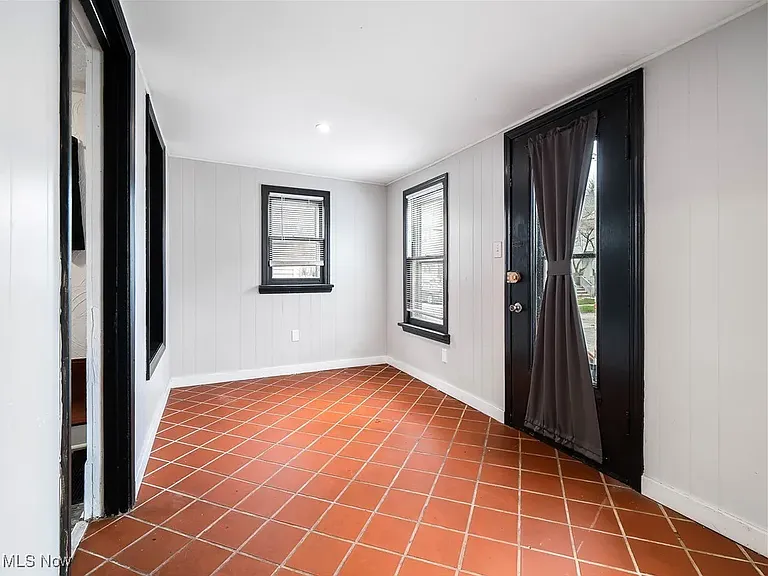 1821 Kenneth Ave — Photo 2