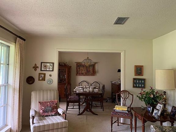 4th image of 1166 Cloverdale Dr