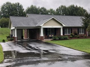 1742 Inglebrook Trl, Mount Airy, NC 27030
