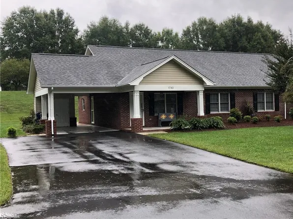 1742 Inglebrook Trl, Mount Airy, NC 27030