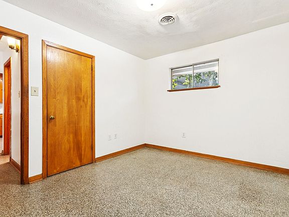 5th image of 124 Lake Ave APT C