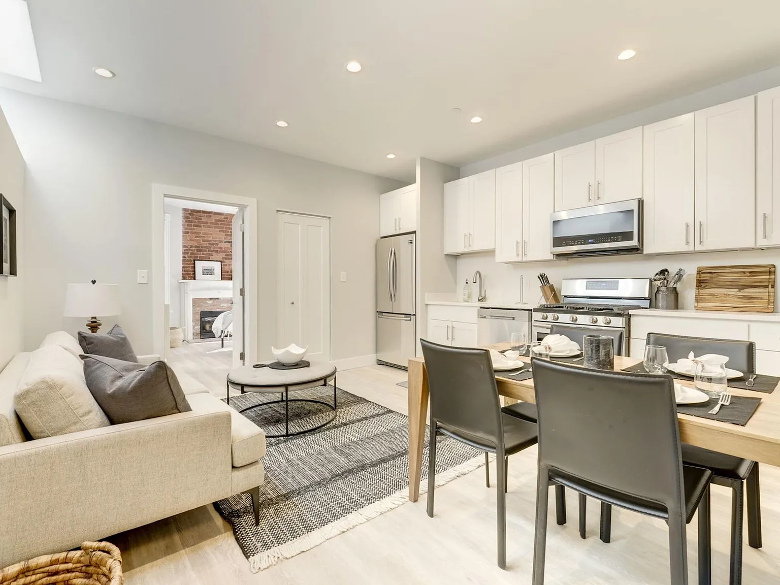 2 bed, 900 sqft, $6,000 — Photo 4