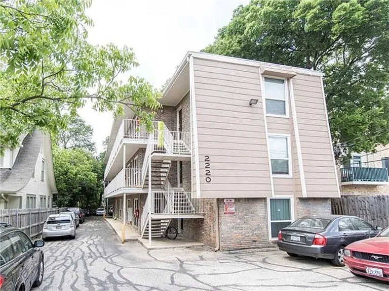 2220 Leon St #202 — Photo 2