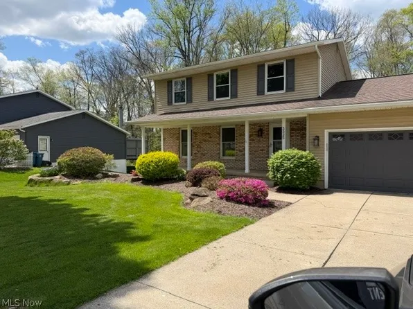 3325 Driftwood Rd, Barberton, OH 44203