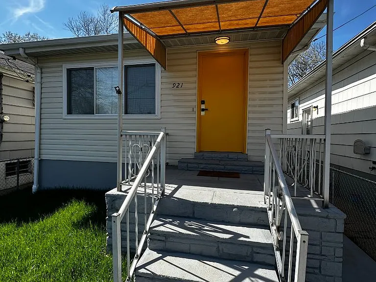 921 Regina Ave — Photo 3