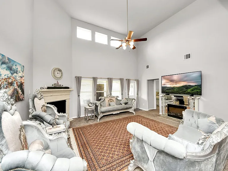2918 Silverhorn Ln — Photo 24