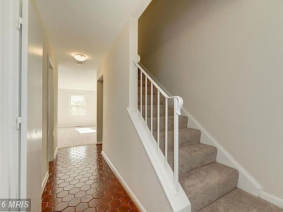 5th image of 4556 Airlie Way