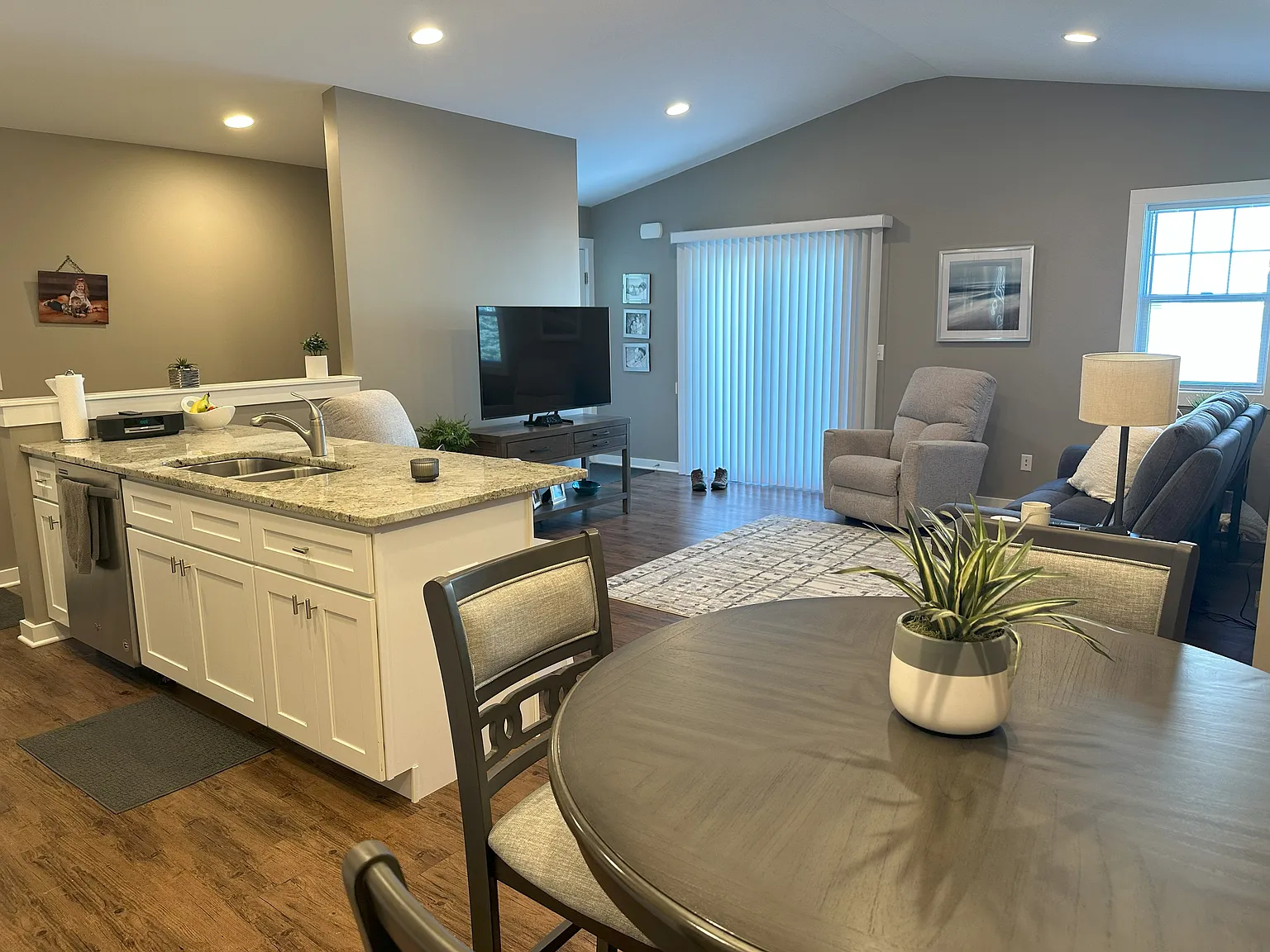 2 bed, 2000 sqft, $2,100 — Photo 4