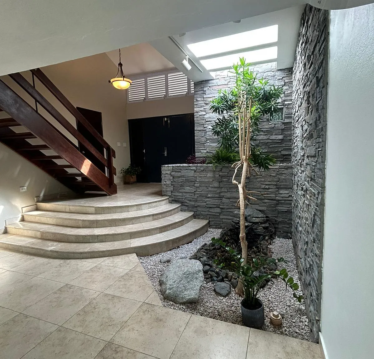 4 bed, 2.5 bath, 2400 sqft, $4,000 — Photo 3