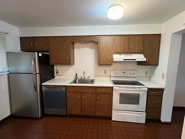 772 Locust Ridge Dr — Photo 2