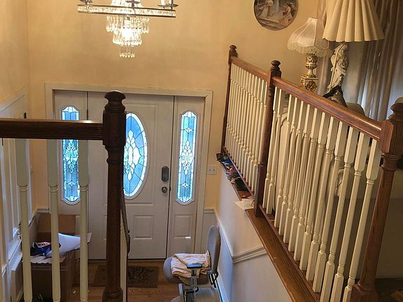 4th image of 12 Leslie Dr