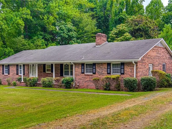 3906 Woodview Dr, Winston Salem, NC 27106