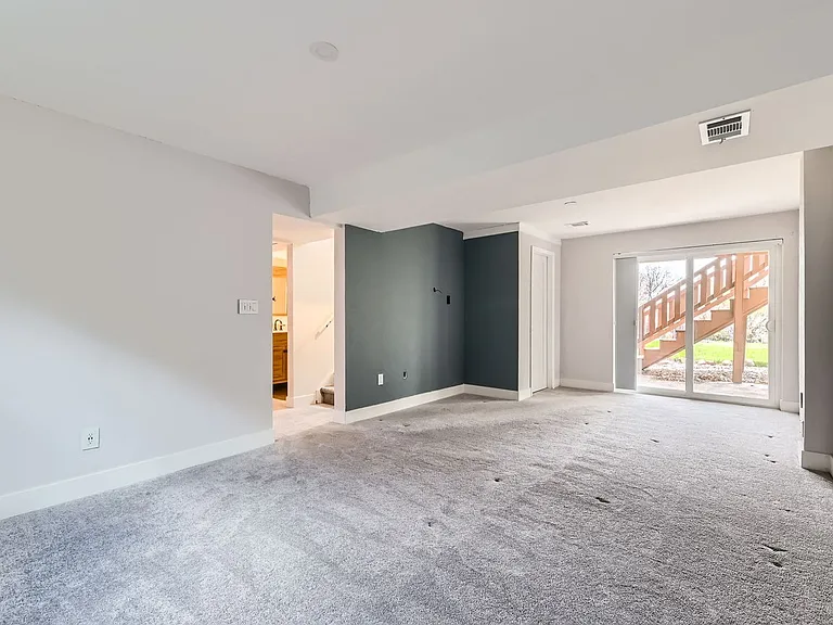 1186 N Franklin Ave — Photo 20