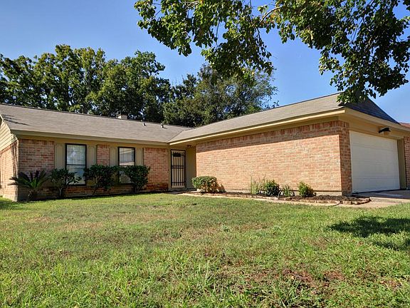 Another view of this great home in excellent condition with two car attached garge. Beautiful shade 