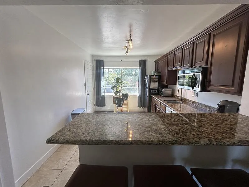2 bed, 1.0 bath, 1000 sqft, $1,740 — Photo 2