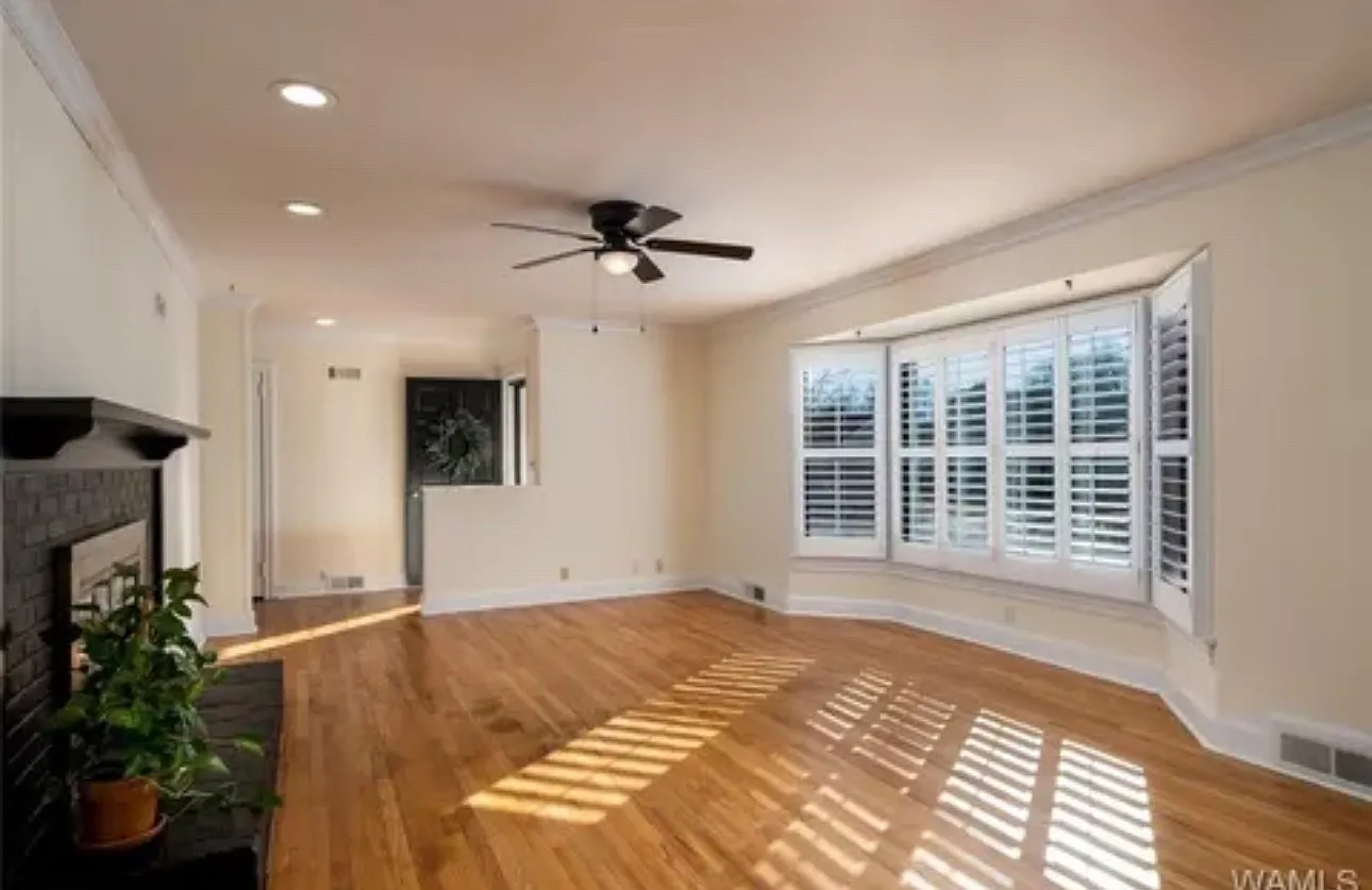 3 bed, 1928 sqft, $2,450 — Photo 2