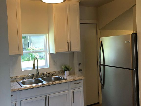 updated Kitchen with stainless steel appliances!!