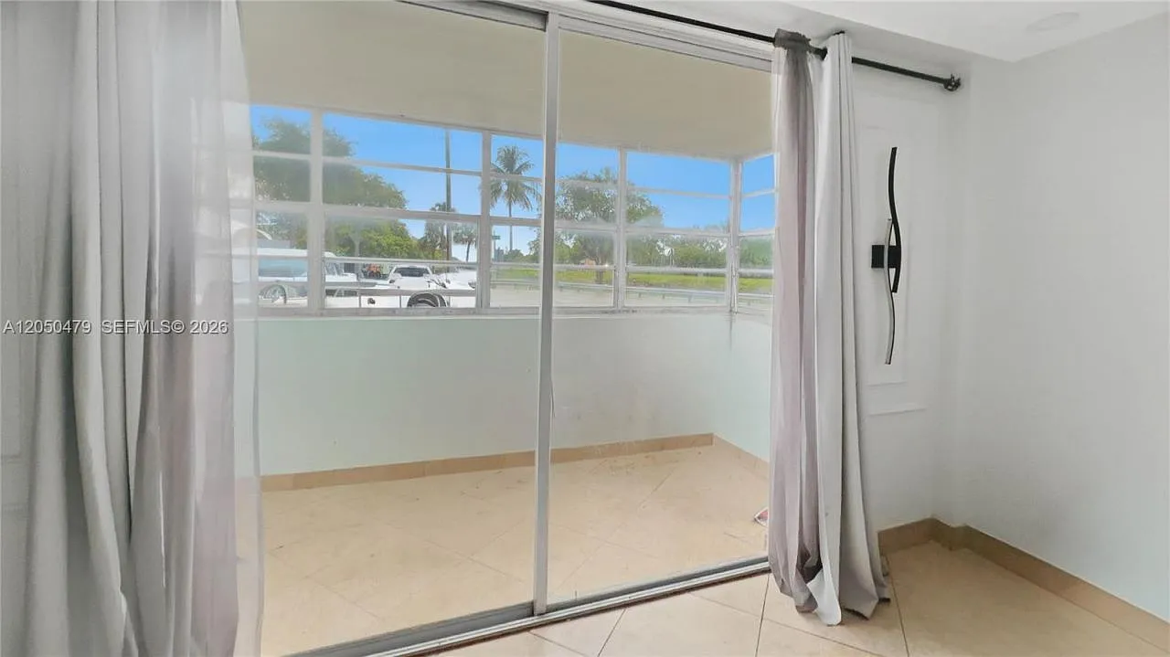 2 bed, 2.0 bath, 1077 sqft, $2,200 — Photo 4