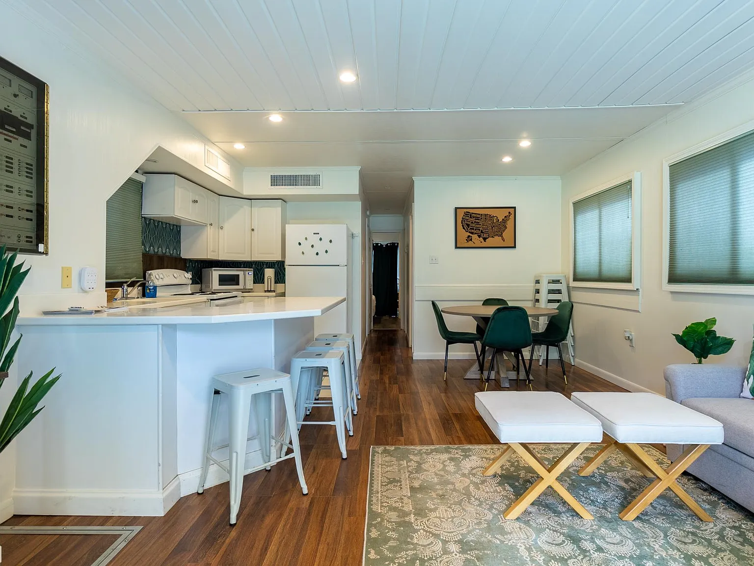 3 bed, 900 sqft, $3,200 — Photo 3